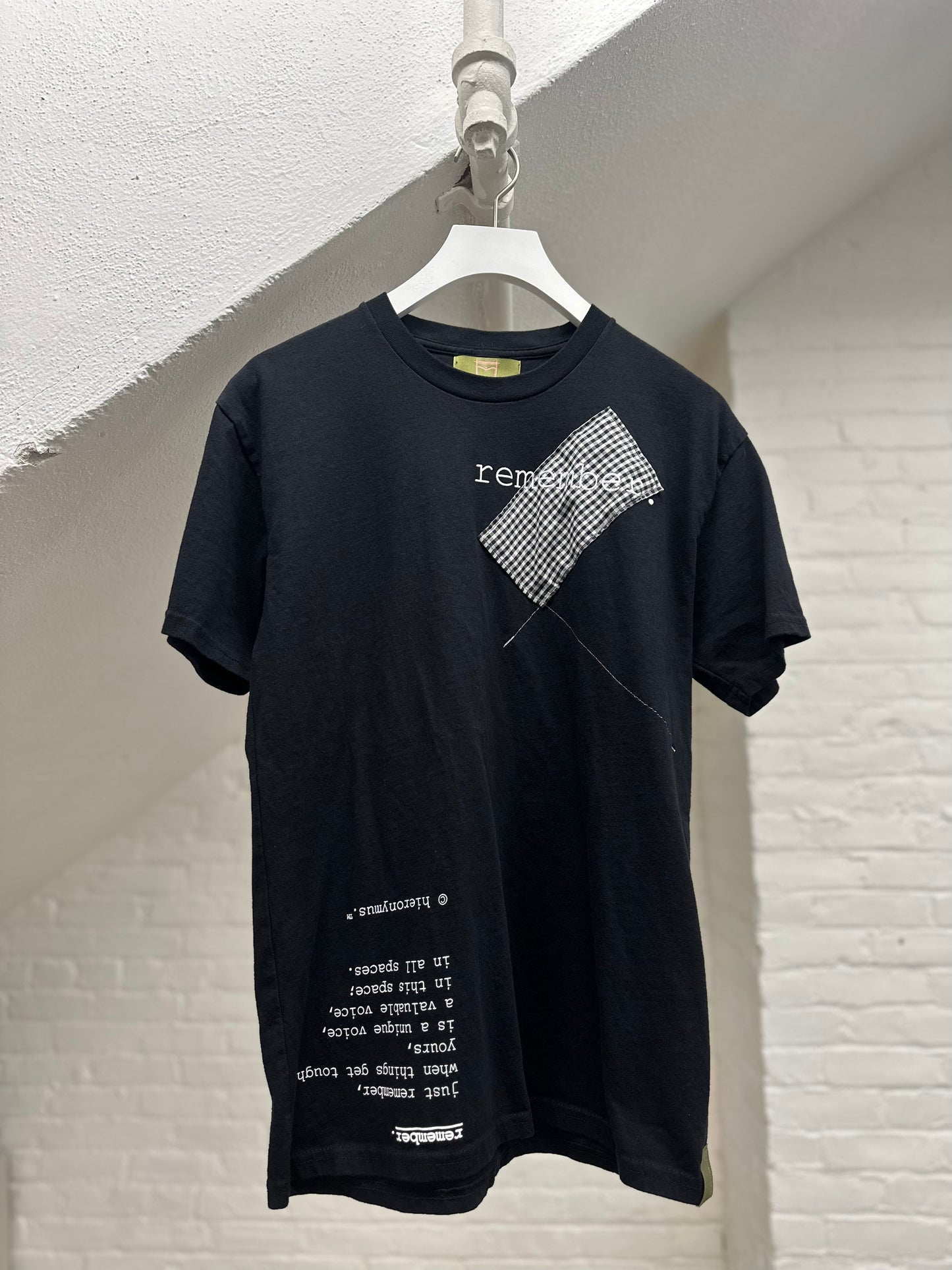 "remember." - ps21 - unisex. - sz M