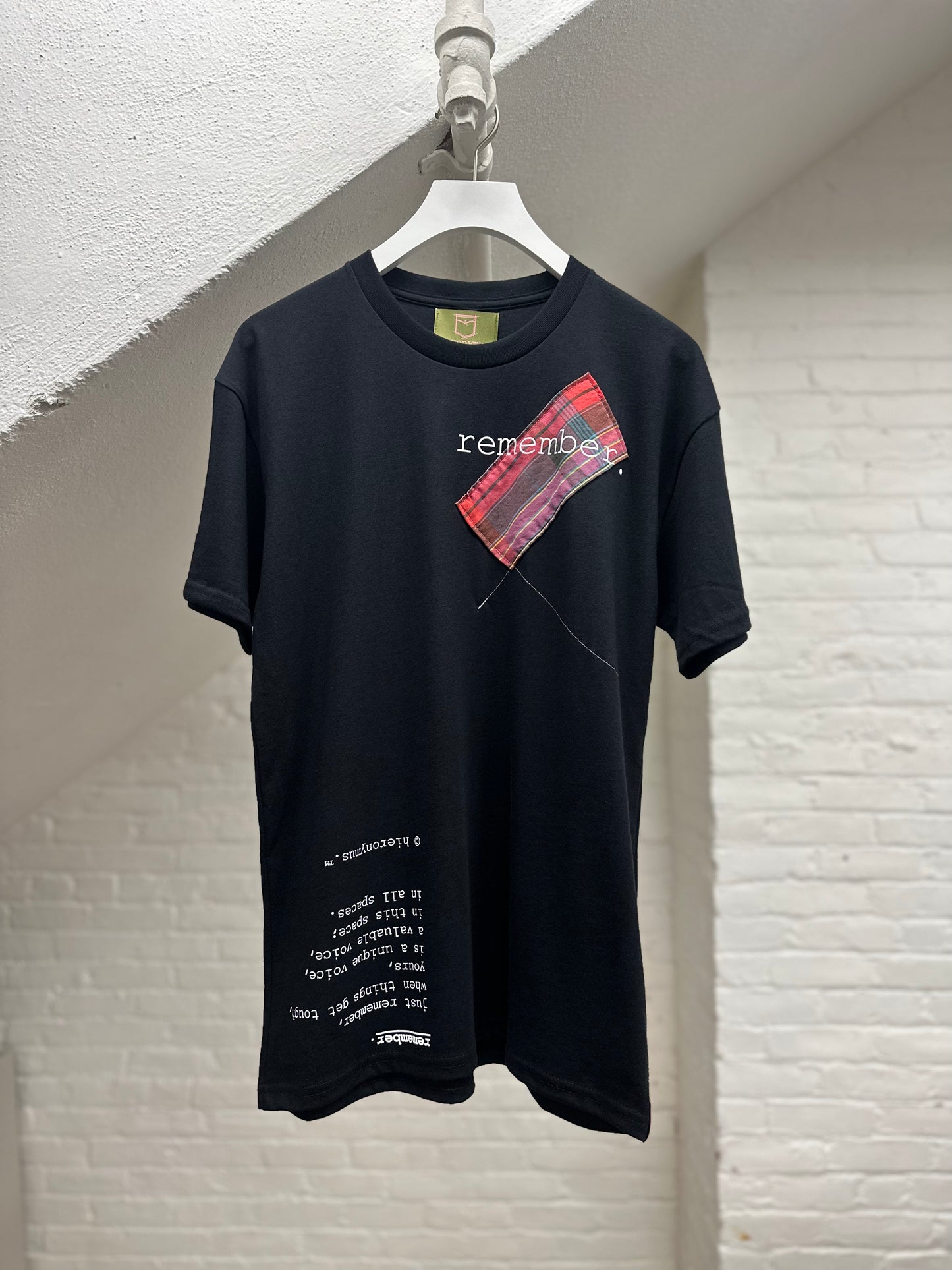 "remember." - ps8 - unisex. - sz M